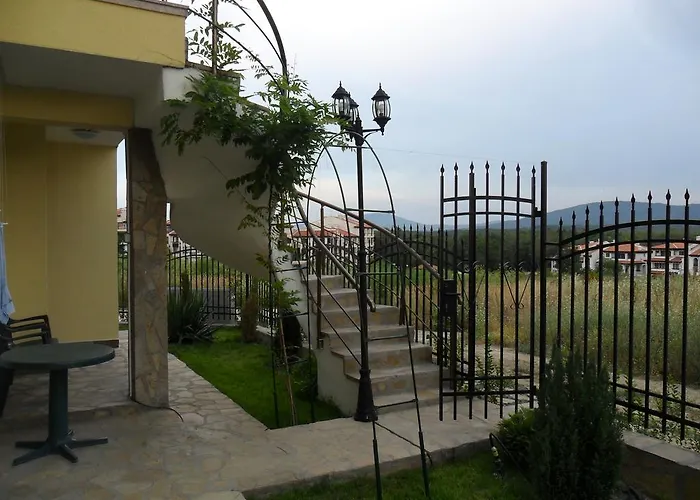 Guest house Altay Lozenets